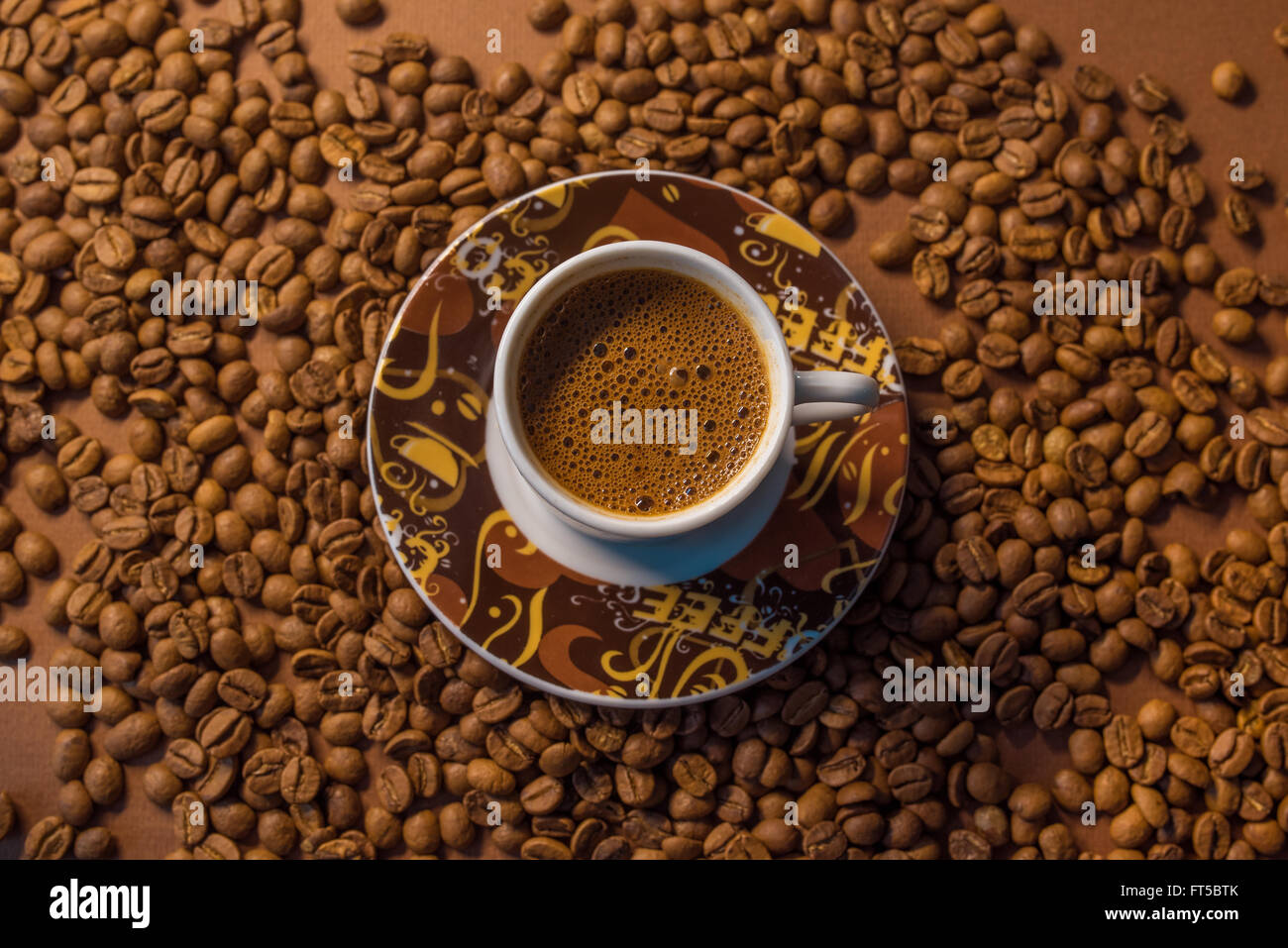 Tazza di caffè caldo su sfondo marrone Foto Stock