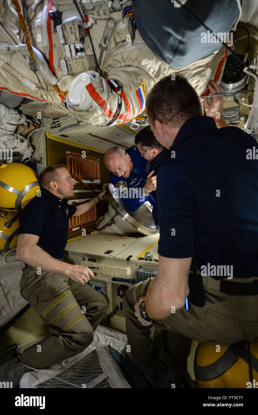 Agenzia spaziale europea astronauta Timothy Peake accoglie astronauta americano Jeff Williams e equipaggio come essi arrivano a bordo della navicella spaziale Soyuz per unire l'equipaggio della Stazione Spaziale Internazionale Marzo 19, 2016 in orbita intorno alla terra. Foto Stock