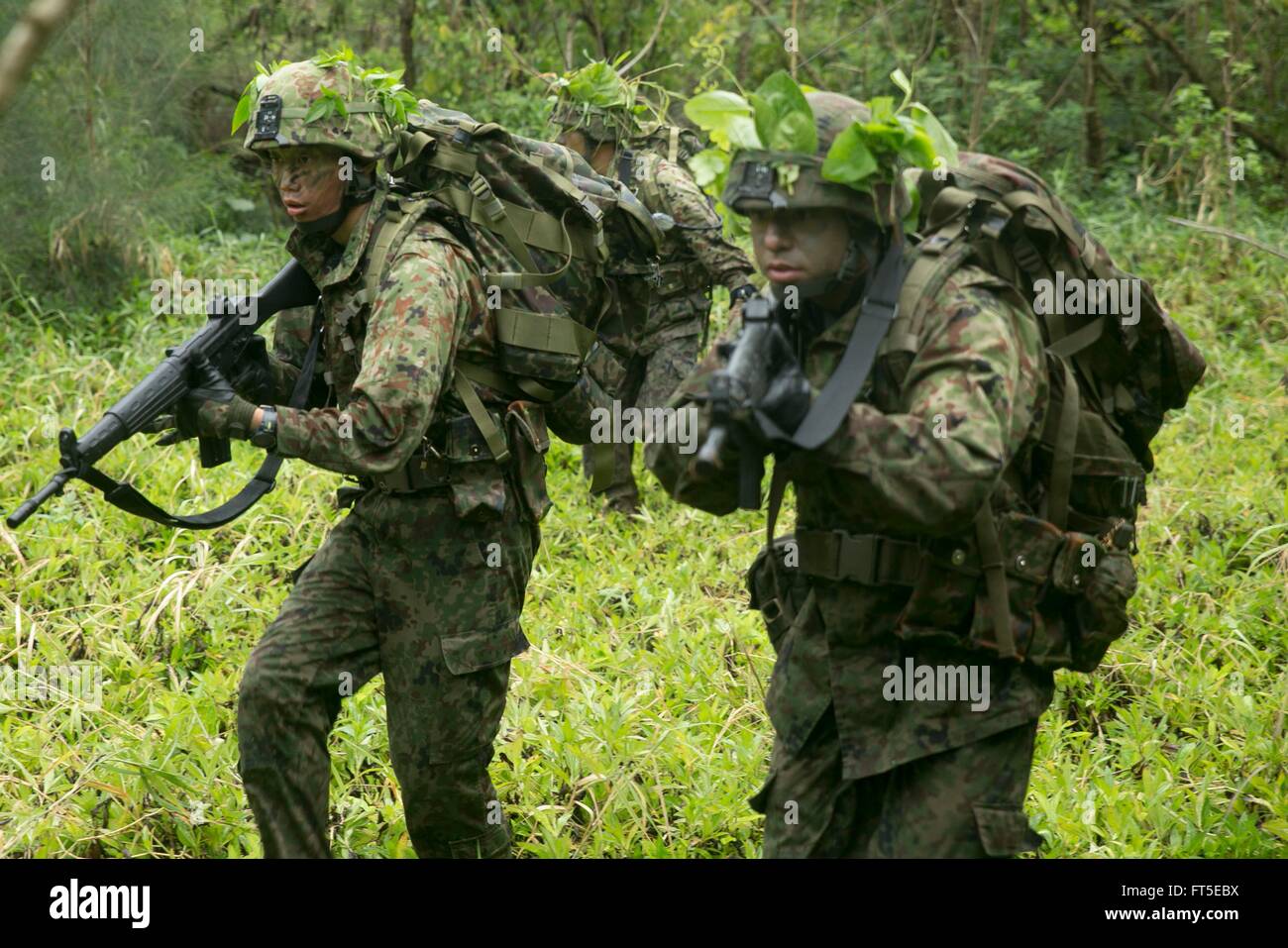 Giappone terra Forza di Autodifesa soldati fissano un avamposto durante un raid di missione di formazione presso Kin Blue Marzo 11, 2016 a Okinawa in Giappone. Foto Stock