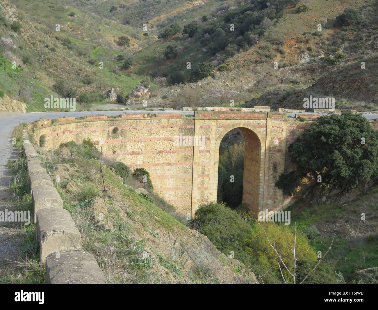 Arcuata di un ponte stradale in colline vicino a Alora, Andalusia Foto Stock