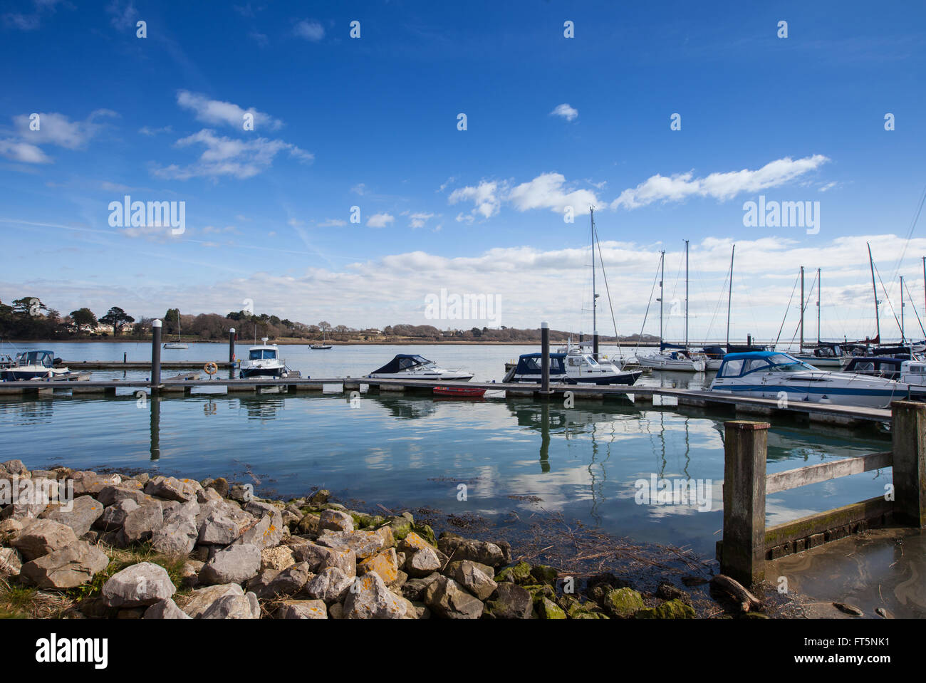 Vista delle barche e yacht sul fiume a Lymington e marina Foto Stock