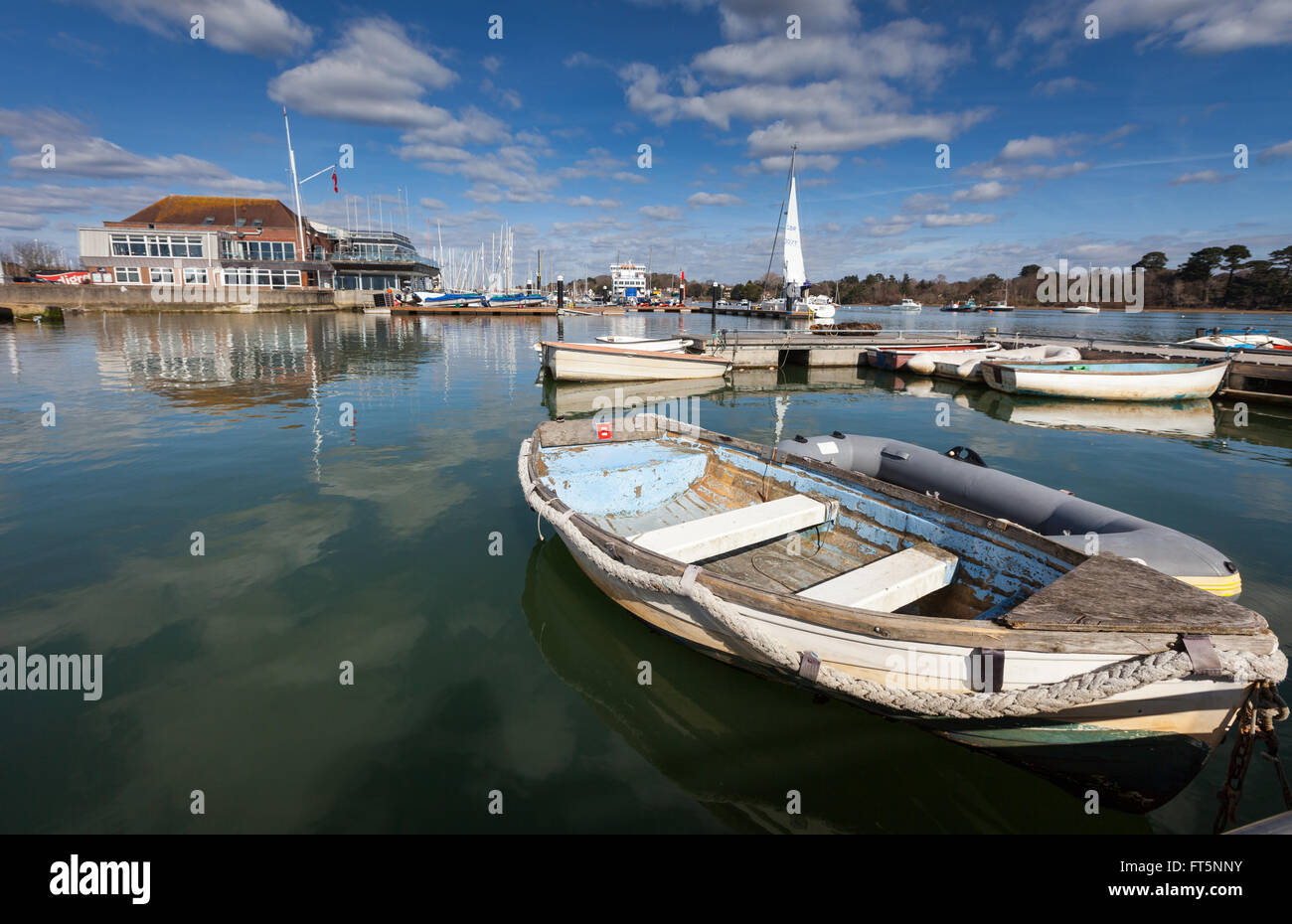 Vista delle barche e yacht sul fiume a Lymington e marina Foto Stock