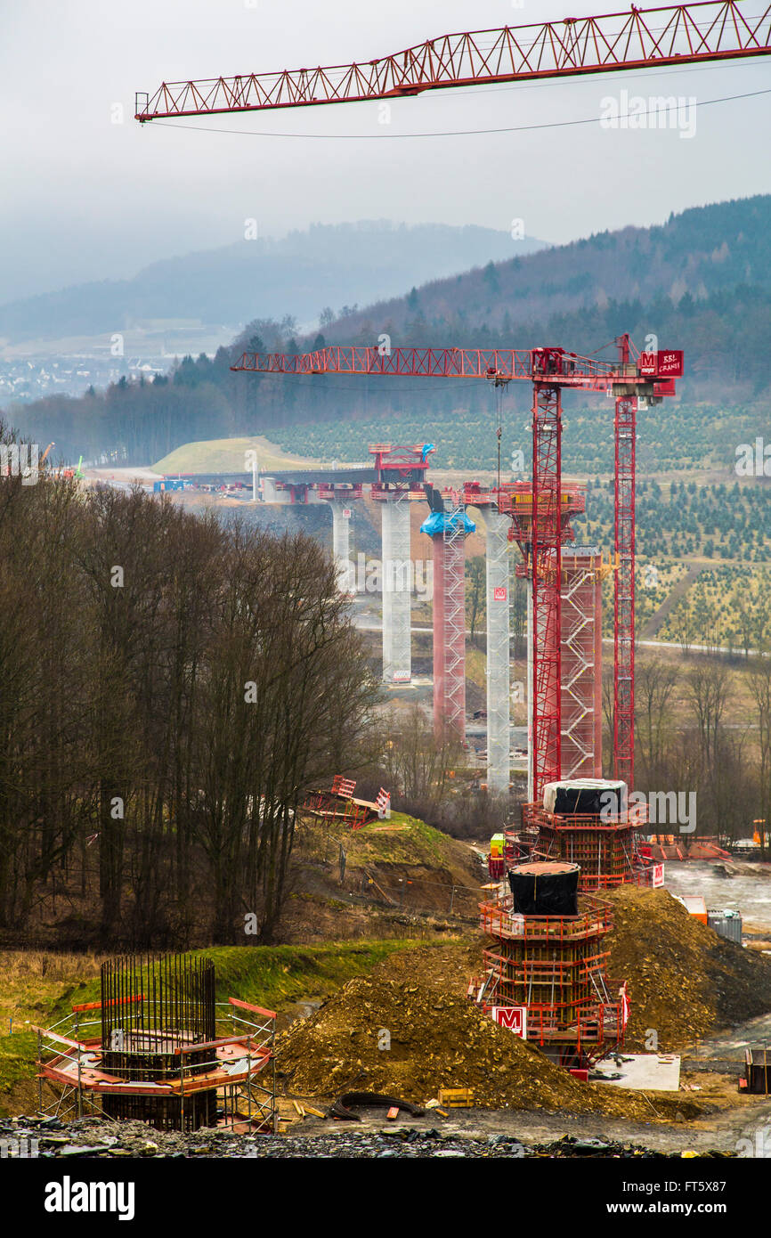 Sito in costruzione di un ponte autostradale nel Sauerland area, Nuttlar, Germania, Foto Stock