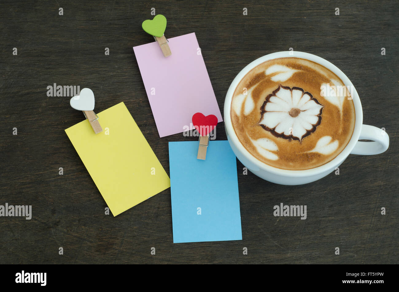 Tazza di caffè con latte art e clip nota Foto Stock