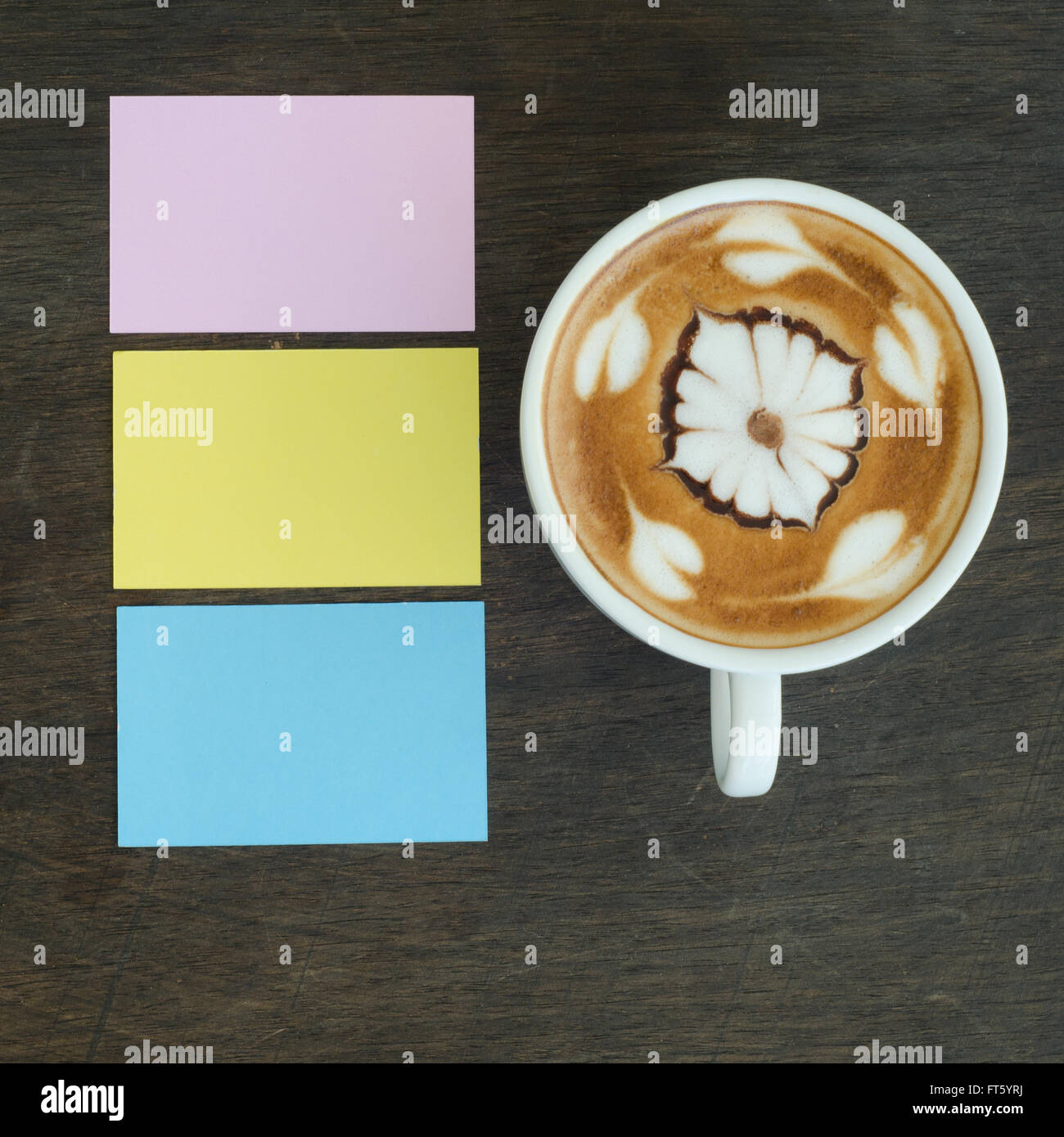 Tazza di caffè con latte art e nota foglio Foto Stock