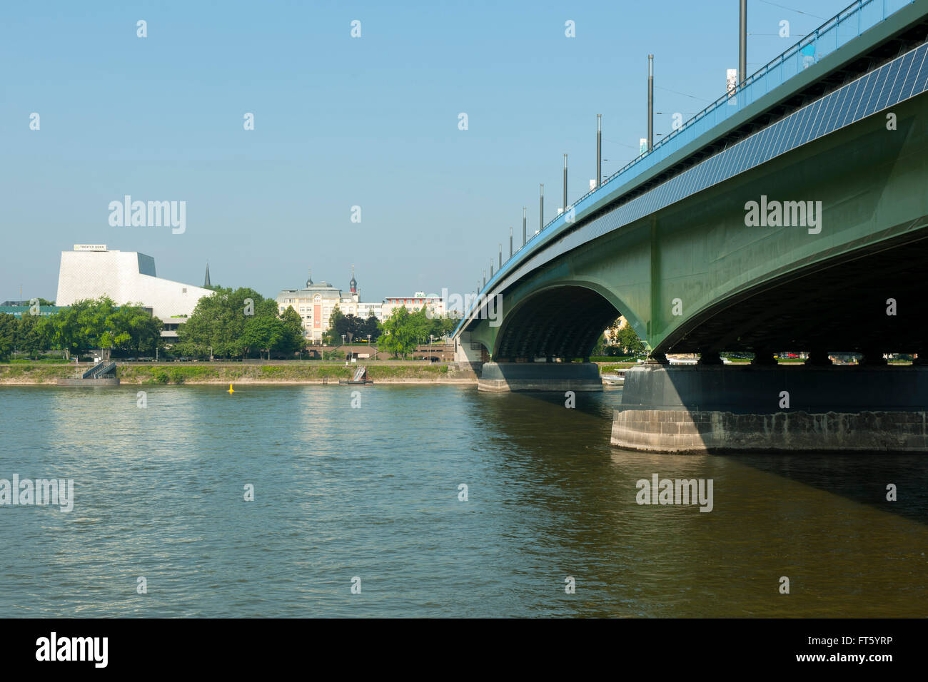 Deutschland, Renania settentrionale-Vestfalia, Bonn, Kennedybrücke. Die Kennedybrücke ist die mittlere der drei Bonner Rheinbrücken und verbi Foto Stock