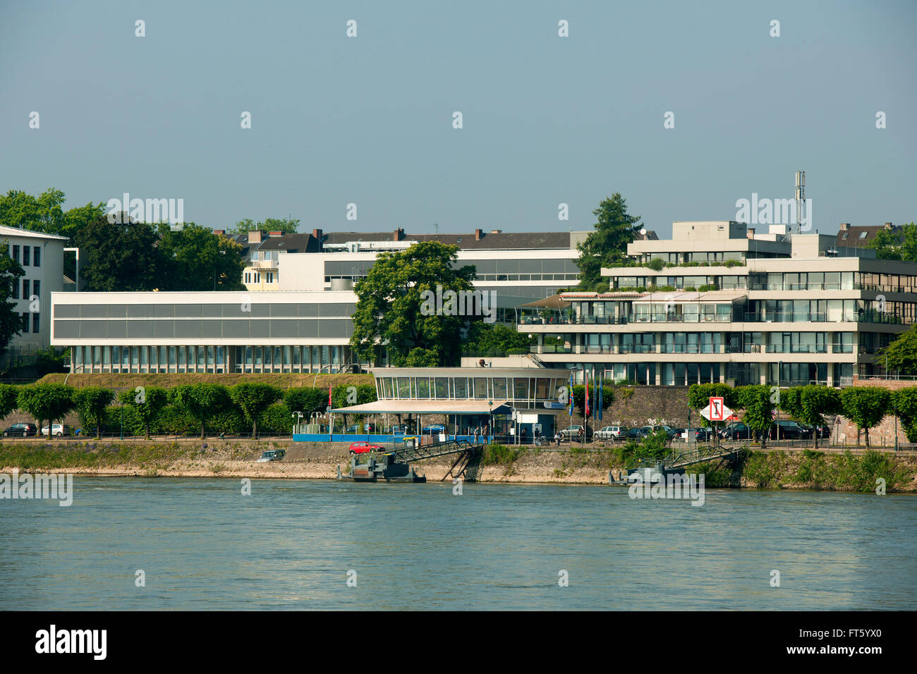 Deutschland, Renania settentrionale-Vestfalia, Bonn, Blick auf das Rathenauufer mit dem Rheinpavillion Foto Stock