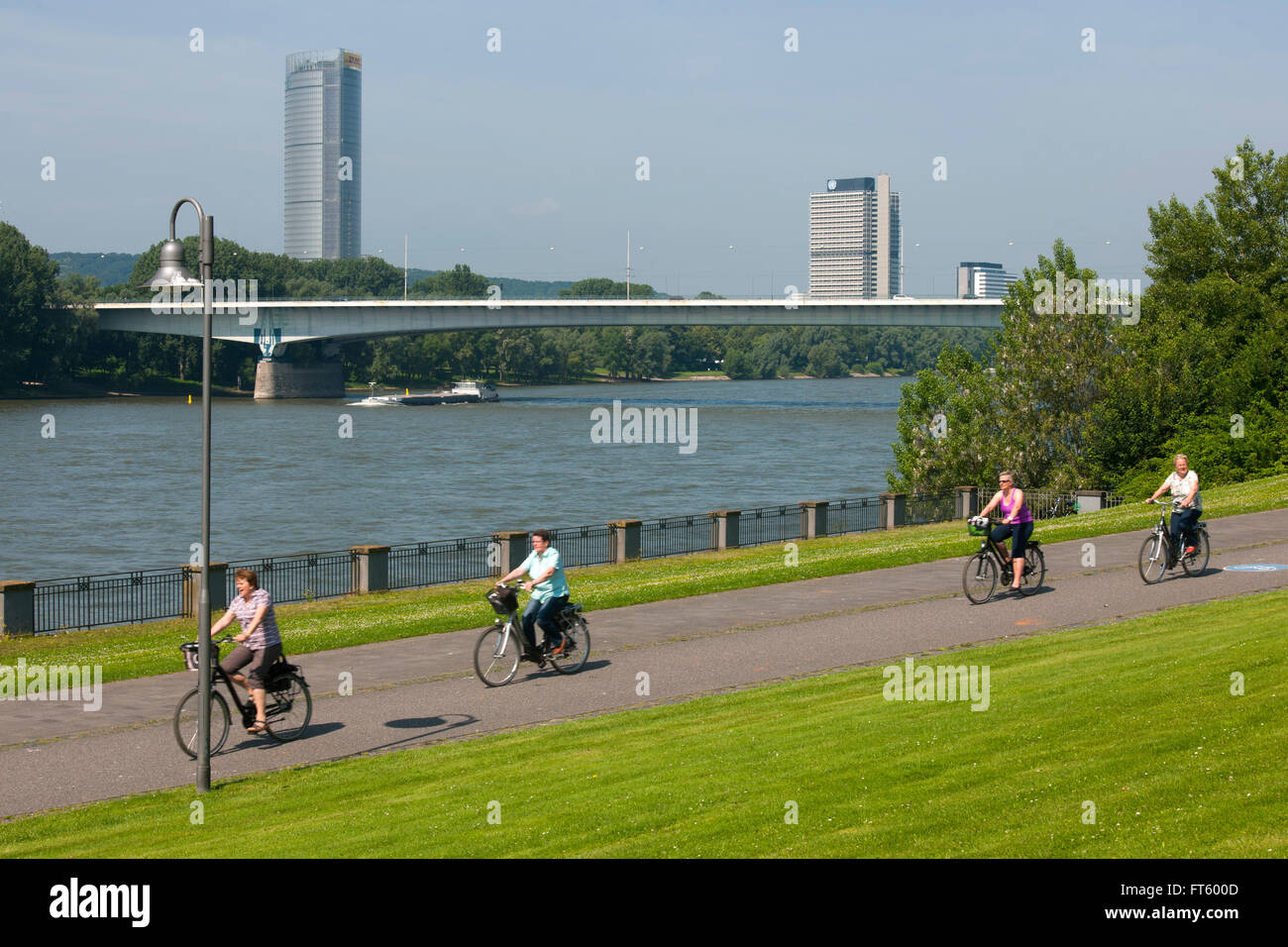 Deutschland, Renania settentrionale-Vestfalia, Bonn Konrad Adenauer-Brücke, Blick vom Bonner Bogen auf den Torre Post und den langen Eugen Foto Stock