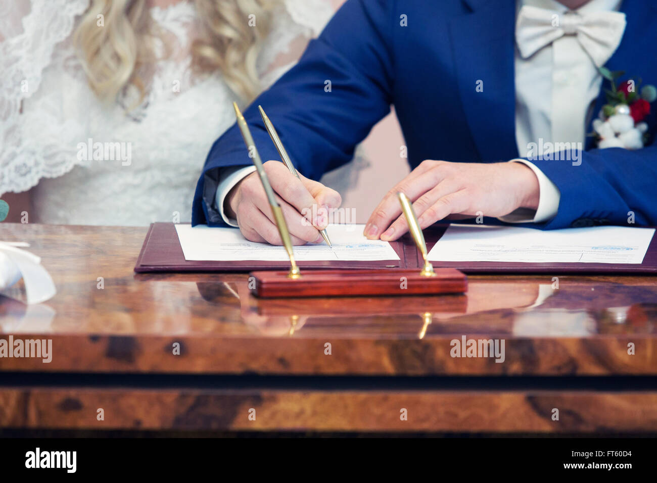 La cerimonia nuziale. Sposi lasciando le loro firme. Foto Stock