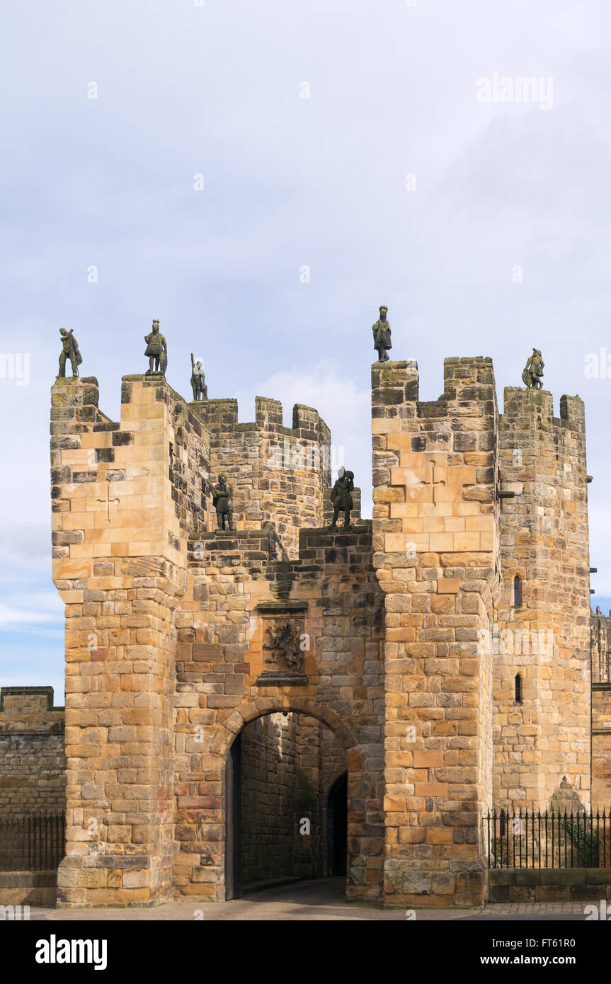 Statue sopra il Gatehouse of Alnwick Castle, Northumberland, England, Regno Unito Foto Stock
