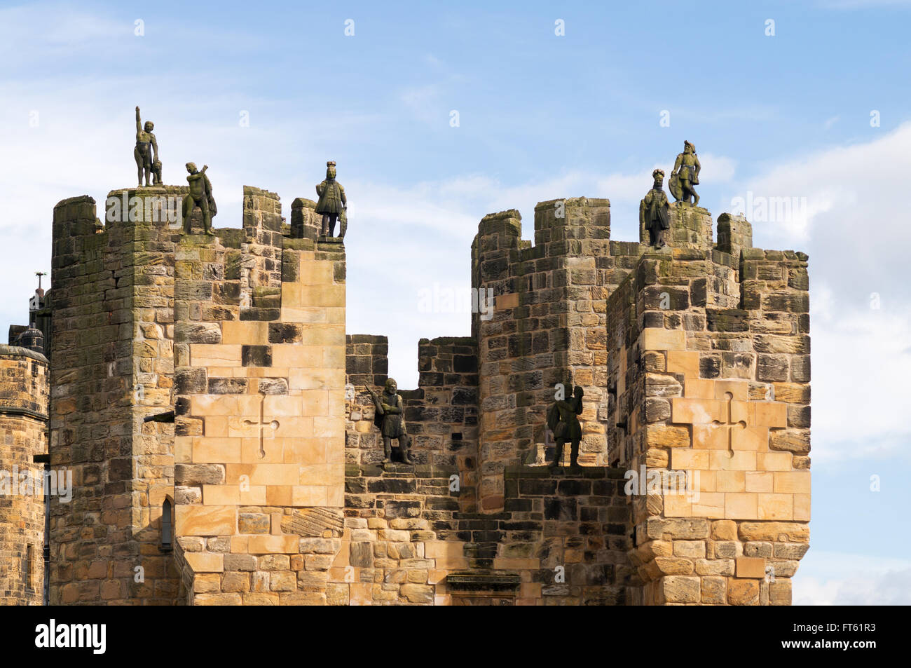 Statue sopra il Gatehouse of Alnwick Castle, Northumberland, England, Regno Unito Foto Stock
