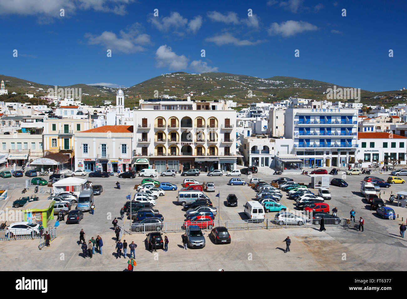 Città di Tinos come visto dal traghetto. Foto Stock