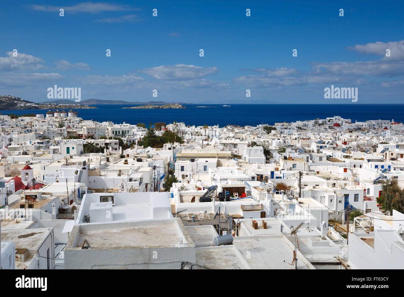 Vista sulla città di Mykonos e Syros Island in distanza, Grecia. Foto Stock