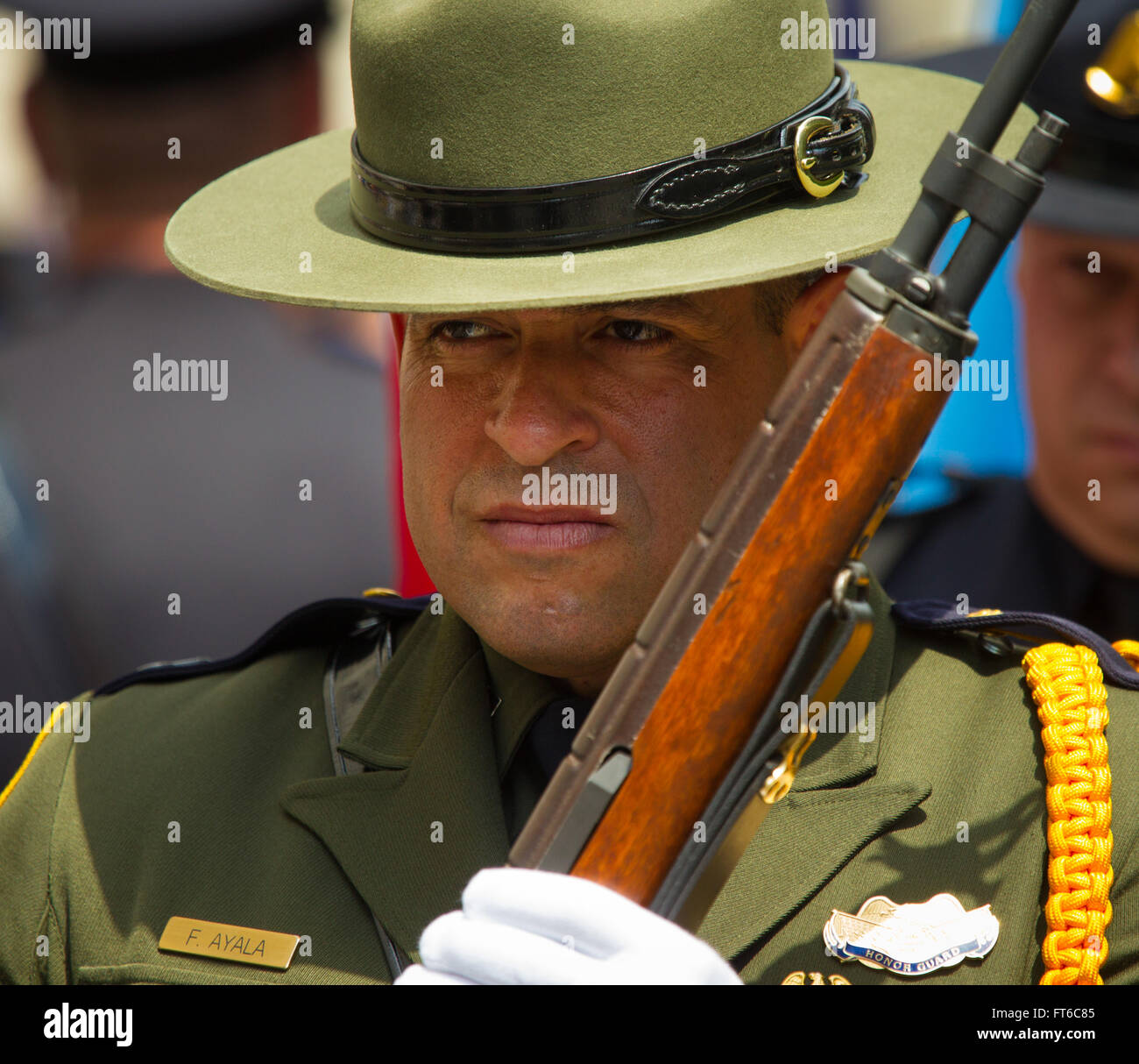 Queste immagini riflettono la massa blu che segna l inizio della polizia nazionale settimana nella capitale della nazione e delle dogane e della protezione delle frontiere il coinvolgimento nel rendere omaggio ai caduti ufficiali. L Arcivescovo di Washington D.C., il Cardinale Donald William Wuerl, presiede la manifestazione ogni anno. Foto di James Tourtellotte. Foto Stock