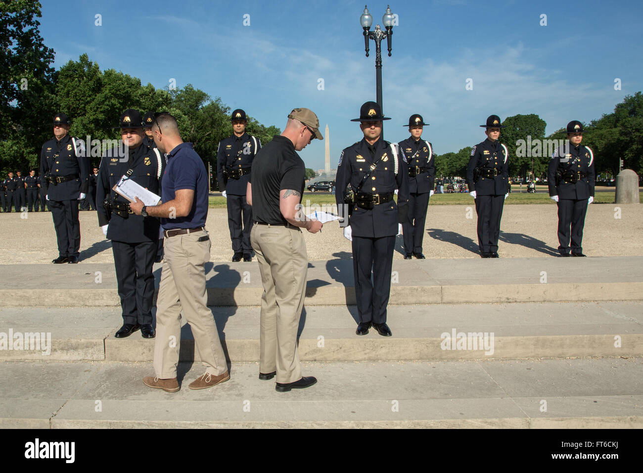La tredicesima edizione della Steve Young Honor Guard Competition, parte degli eventi della U.S. Customs and Border Protection's Police Week, ha visto la partecipazione di squadre della Border Patrol, dell'Office of Field Operations e dell'Office of Air and Marine. Il concorso mette in evidenza la professionalità e le competenze dei funzionari del CBP. Foto Stock