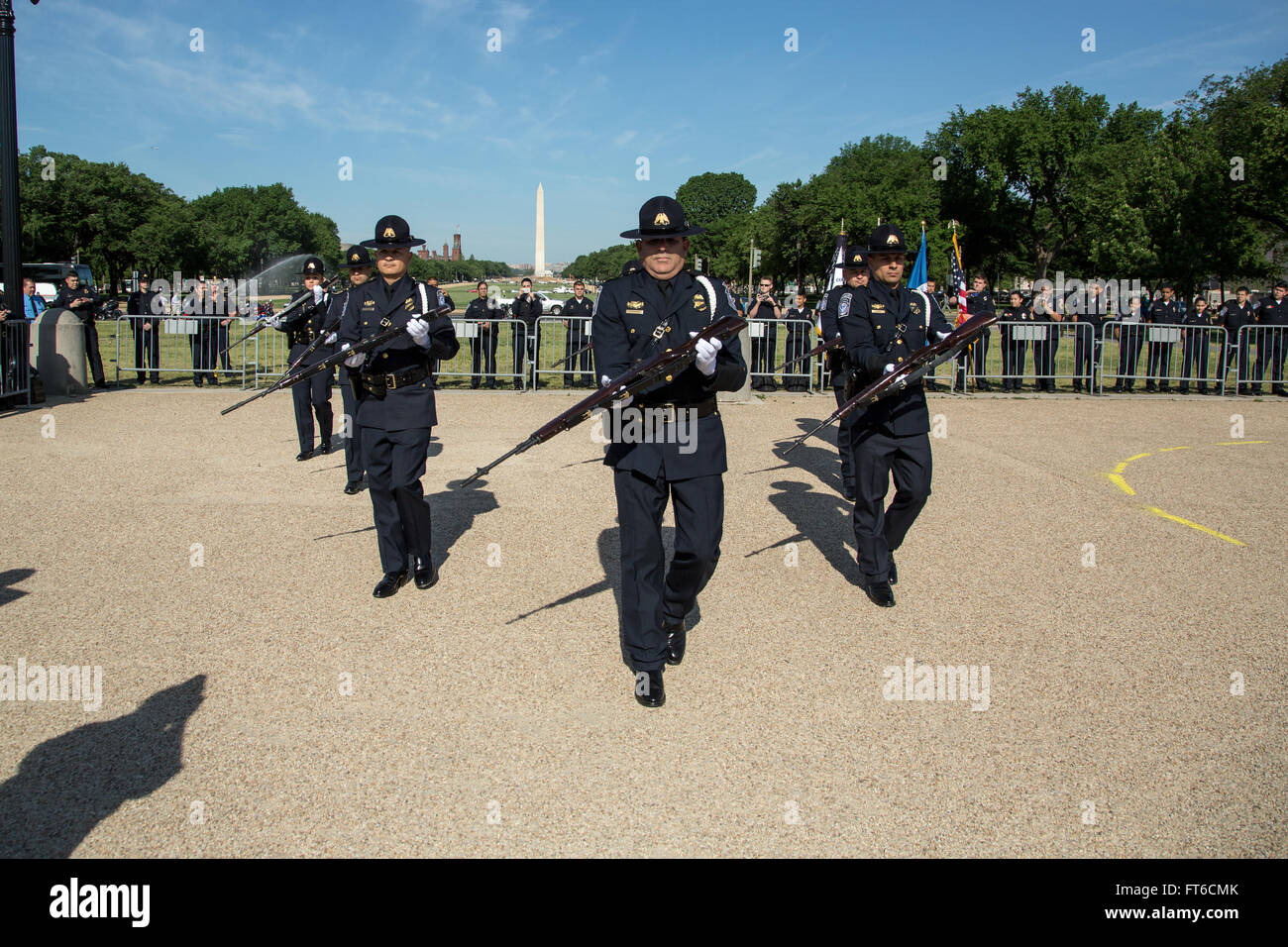 La tredicesima edizione della Steve Young Honor Guard Competition, parte della settimana della polizia 2015, ha visto la partecipazione di squadre provenienti dalla U.S. Customs and Border Protection, dalla Border Patrol e dall'Office of Field Operations. L'evento ha evidenziato abilità, precisione e disciplina nelle operazioni di guardia cerimoniale. Foto Stock