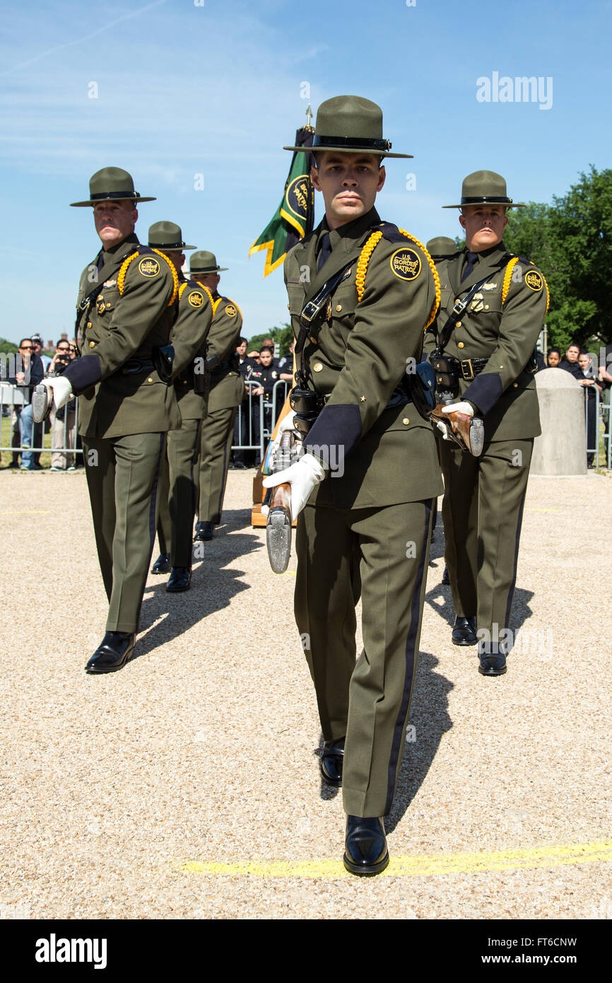 La tredicesima edizione della Steve Young Honor Guard Competition, tenutasi durante la settimana della polizia 2015 a Washington, DC, presentava pattuglia di frontiera e divisioni aeree e marine, evidenziando la loro precisione nelle esercitazioni cerimoniali. Foto Stock
