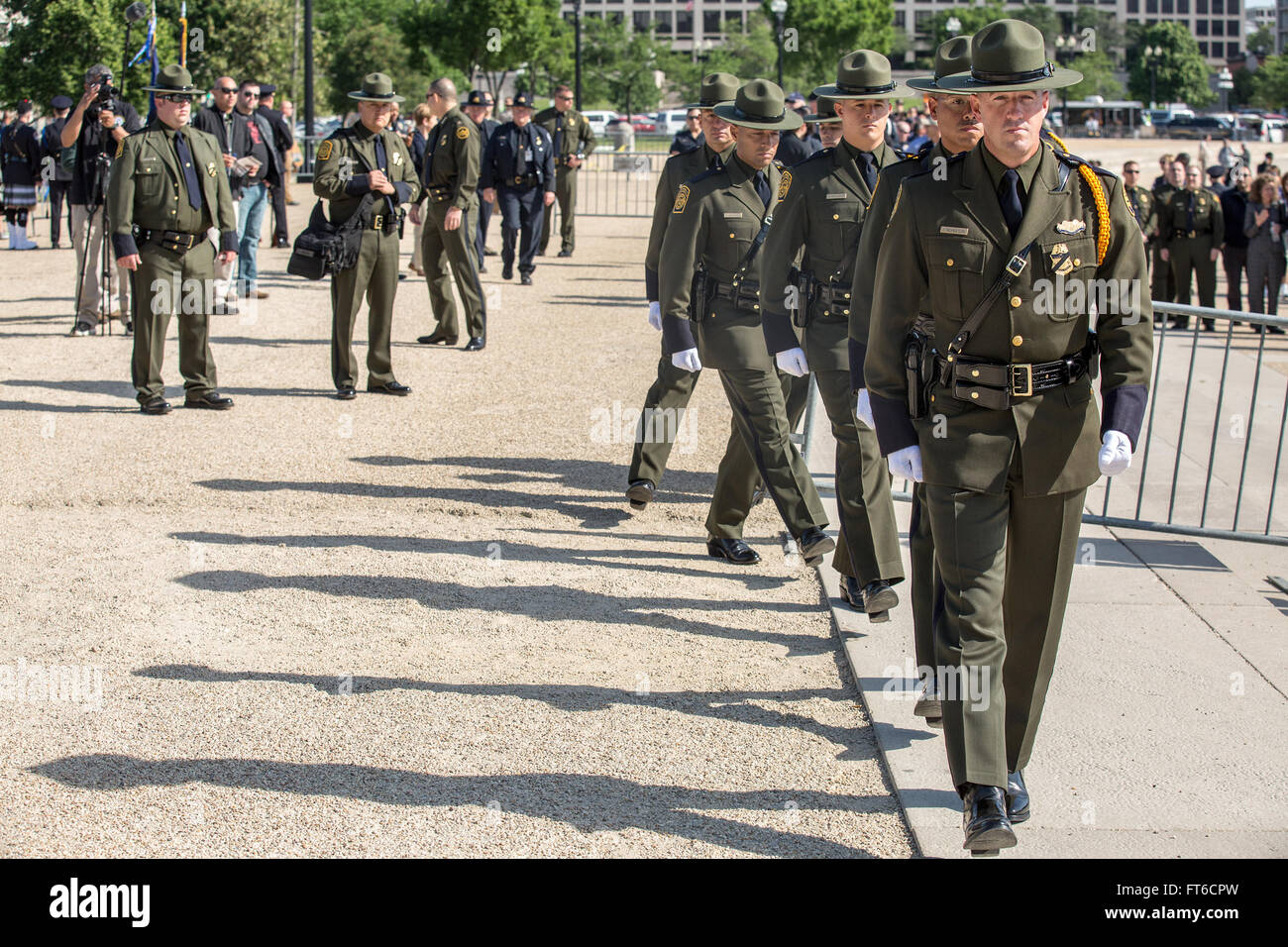 La tredicesima edizione della Steve Young Honor Guard Competition, parte della Police Week 2015, si è svolta a Washington, DC. L'evento ha visto squadre della U.S. Border Patrol, dell'Office of Field Operations e dell'Office of Air and Marine, che hanno mostrato le loro abilità in una competizione formale. Foto Stock