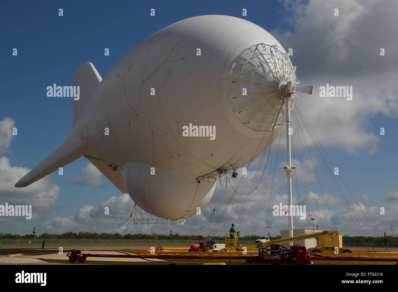 Rio Grande città, TX - l aerostato Tethered sistema Radar (TAR) è il basso livello di massa airborne sistema di sorveglianza che utilizza aerostats (ormeggiati palloncini) come piattaforme di radar. Stati Uniti Delle dogane e della protezione delle frontiere, aria e operazioni Marine utilizzare i catrami per fornire persistente, long-range di rilevamento e monitoraggio (sorveglianza radar) Capacità per interdicting a basso livello aereo, marittimo e la superficie contrabbandieri e trafficanti di stupefacenti. Fotografo: Donna Burton Foto Stock