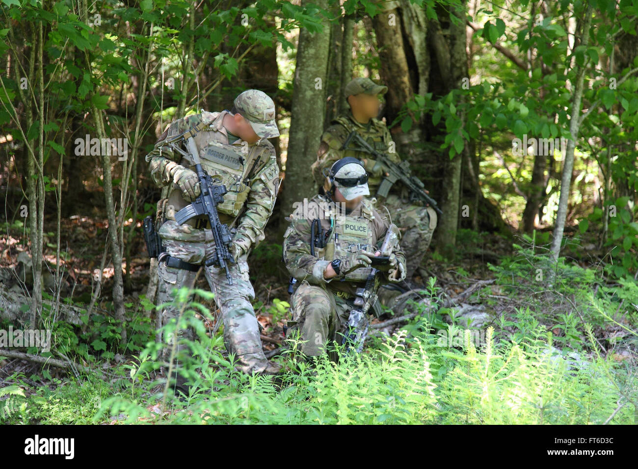 I membri del team BORTAC partecipano attivamente alla ricerca di Richard Matt e David Sweat, fuggitivi coinvolti in una caccia all'uomo di alto profilo. L'operazione ebbe luogo il 14 giugno, concentrandosi sulla cattura dei fuggitivi. Foto Stock