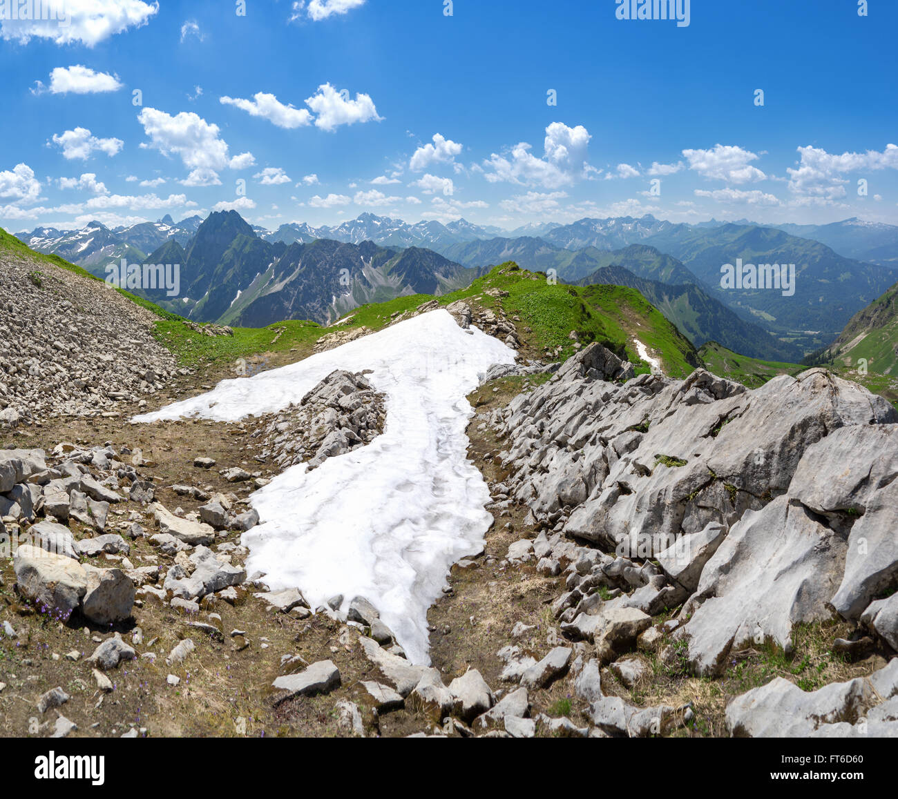 Ultima neve d'estate Allgau Alpi con la montagna sopra Hoefats Oberstdorf, Germania. Foto Stock