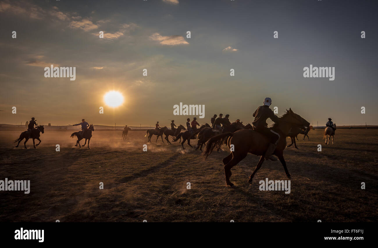 Polo Horse/Buzkashi giocare al tramonto in Kazakistan. Foto Stock