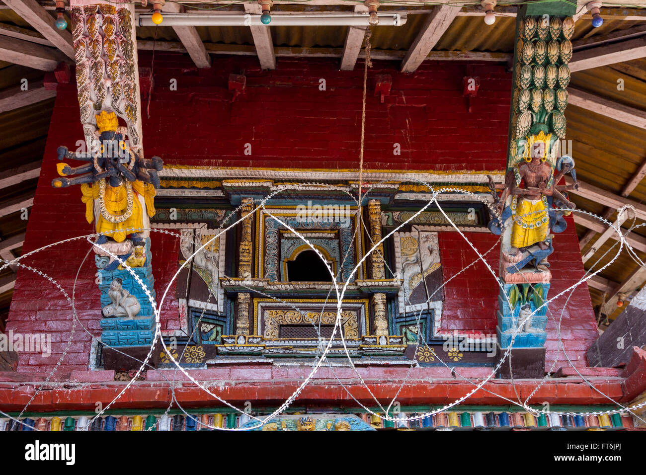 Nepal, Kathmandu. Sculture Del Tempio Dedicate A Shiva E Parvati, Filo Razor Per Prevenire Il Furto. Foto Stock