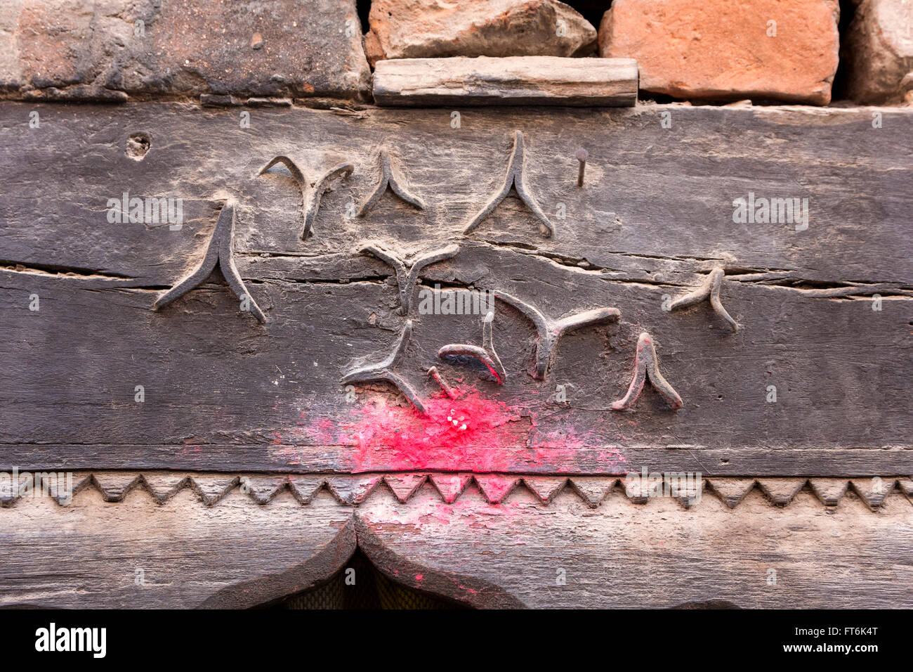 Il Nepal, Kathmandu. Chiodi sopra porta impedisce l'ingresso di spiriti malvagi. Kumkuma rosso in polvere viene aggiunto come una benedizione di protezione. Foto Stock Il Nepal, Kathmandu. Chiodi sopra porta impedisce l'ingresso di spiriti malvagi. Kumkuma rosso in polvere viene aggiunto come una benedizione di protezione. Foto Stock