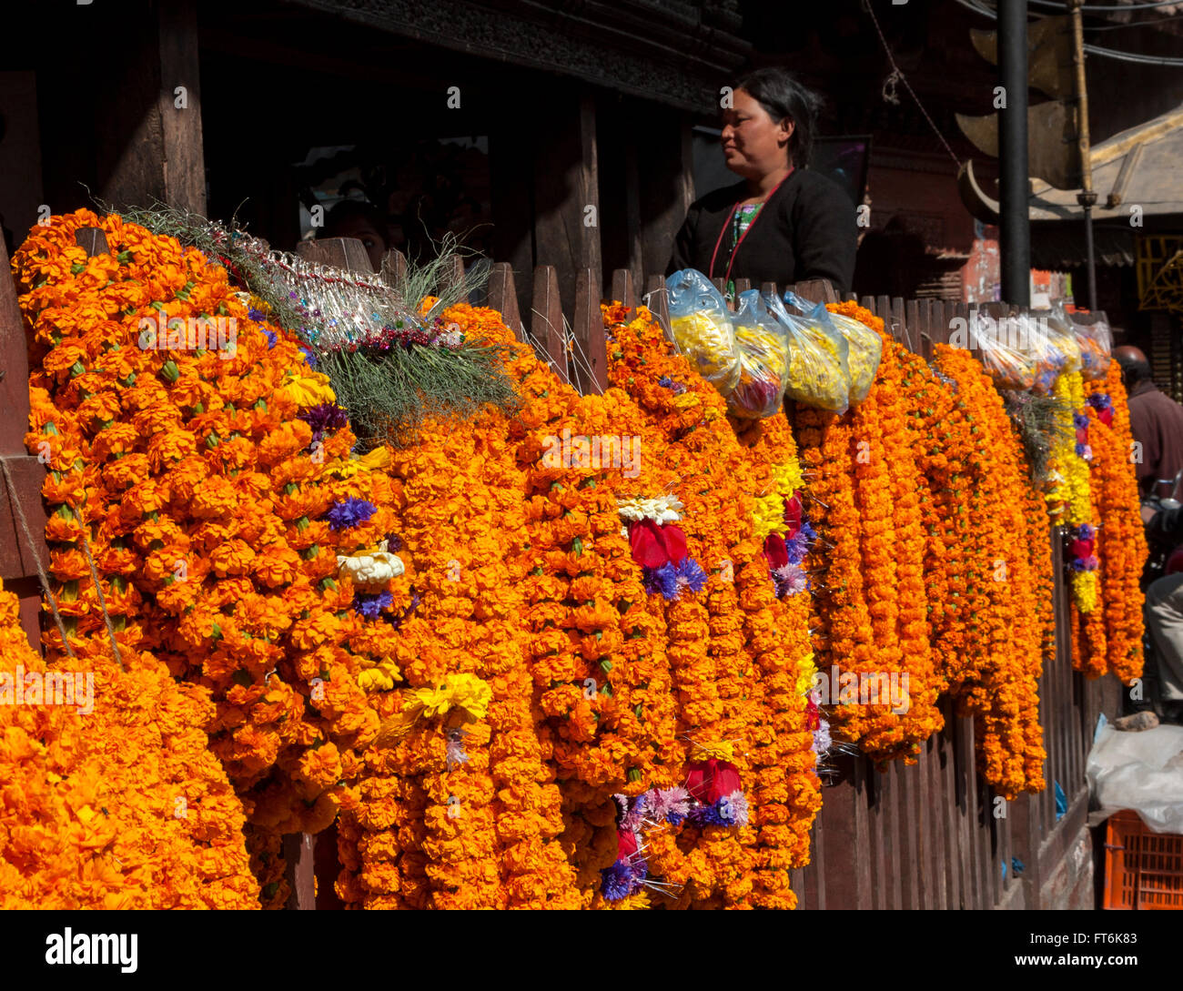 Il Nepal, Kathmandu. Ghirlande di Le calendule, utilizzato per i funerali e per le decorazioni del tempio. Foto Stock