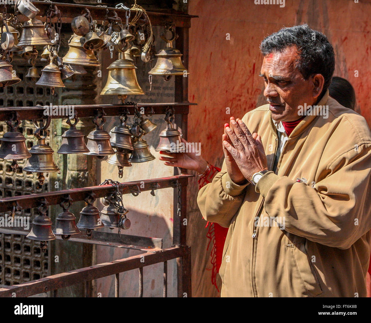 Il Nepal, Kathmandu. Suonare le campane a Ashok Binayak (Maru Ganesh) Santuario. Visitare il sito web garantisce sicurezza in viaggio. Foto Stock