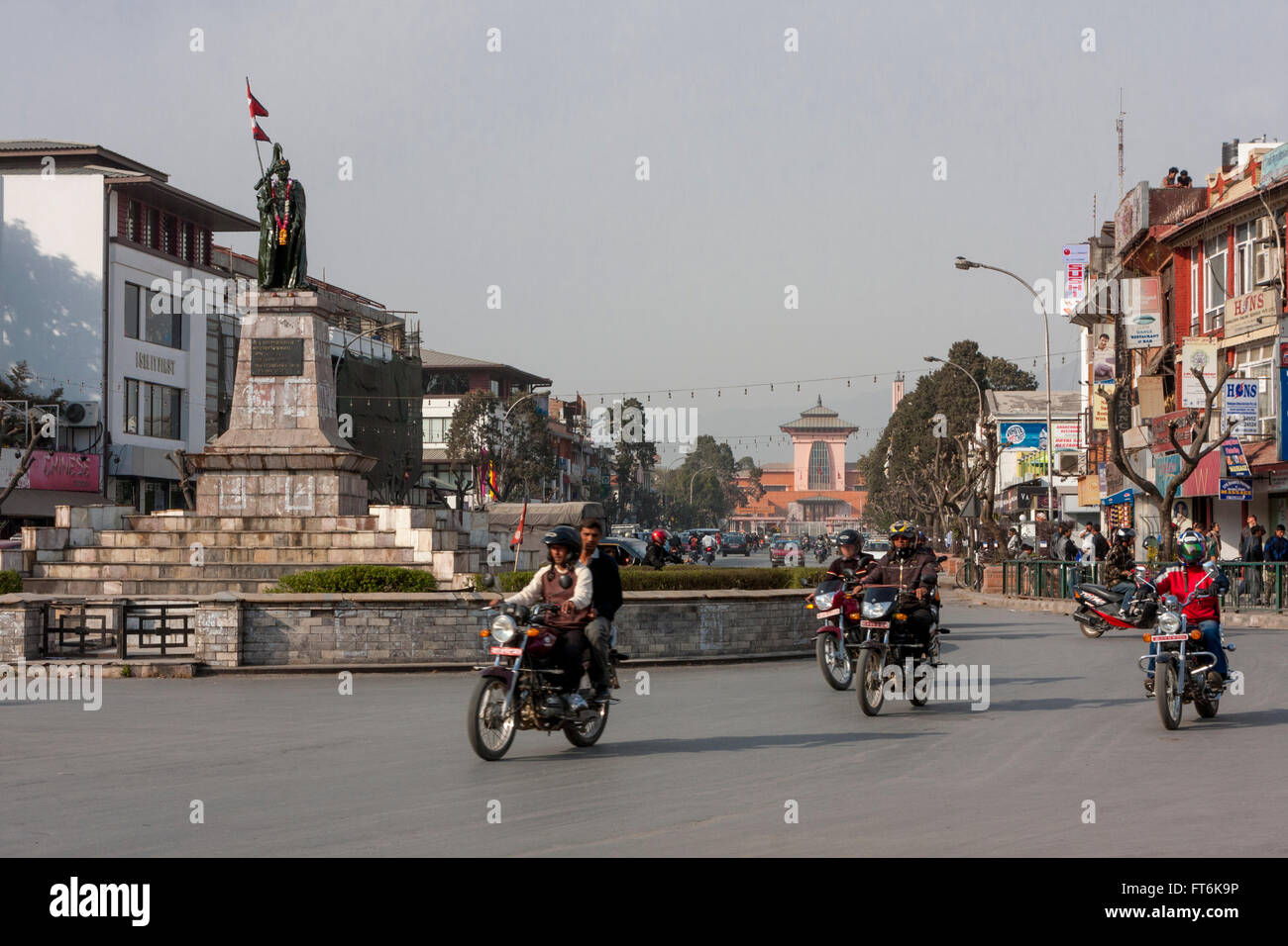 Il Nepal, Kathmandu. Durbar Marg Street. Narayanhiti Royal Palace (ora museo) in background, re Mahendra Statua in primo piano. Foto Stock