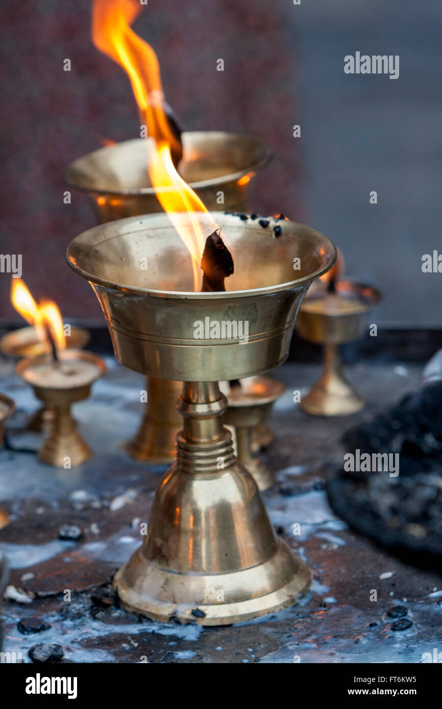 Il Nepal, Kathmandu. Candela votiva per i devoti al santuario al Dio indù Hanuman. Foto Stock