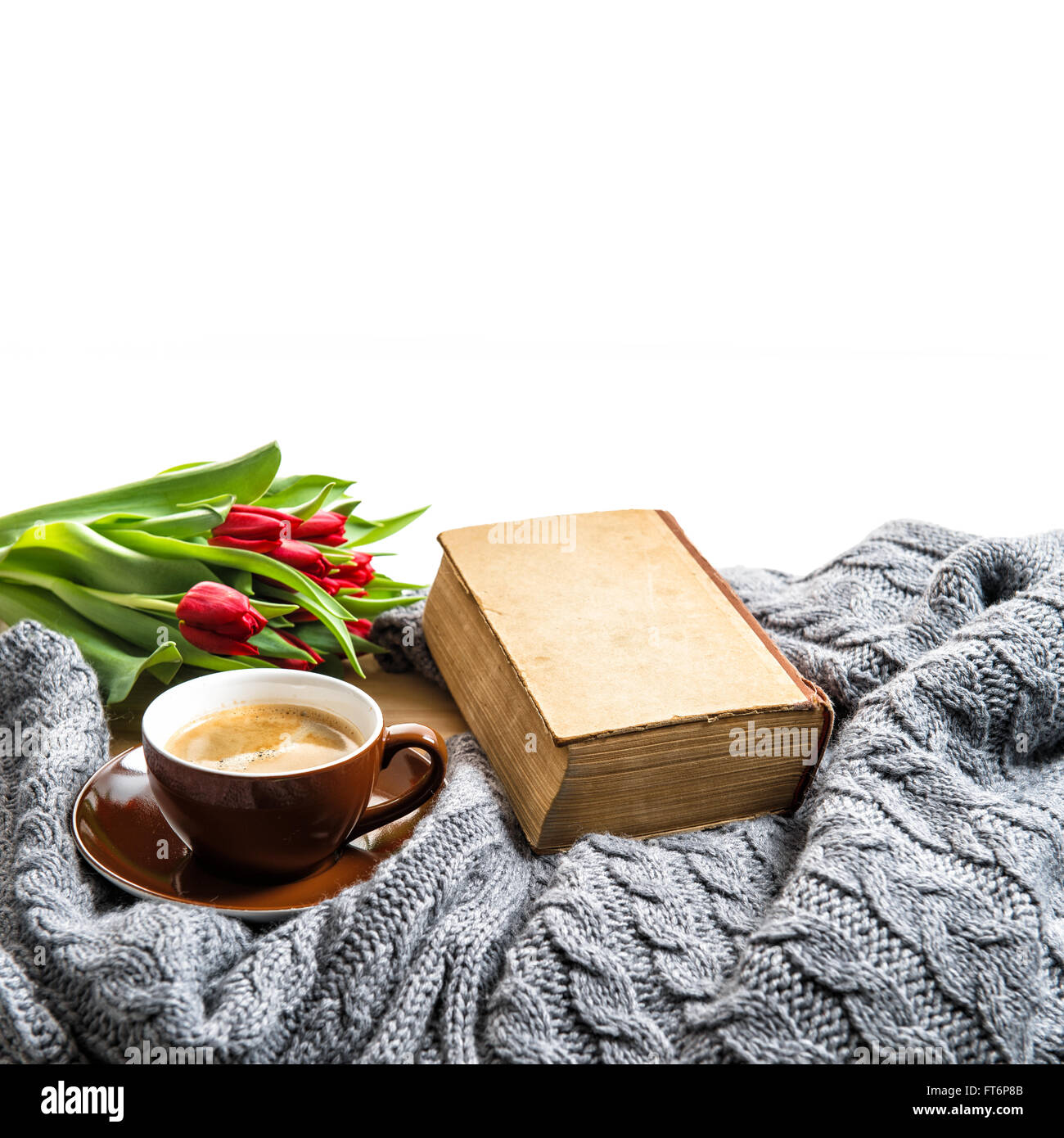 Tazza di caffè, vecchio libro e tulip fiori. Concetto di coziness Foto Stock