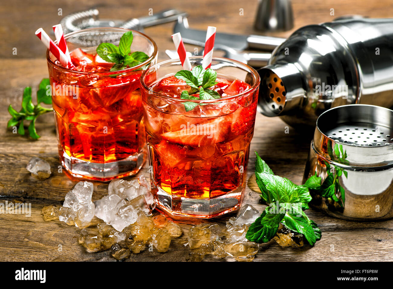 Red drink con Fragola, foglie di menta, ghiaccio. Fare Cocktail bar accessori Foto Stock