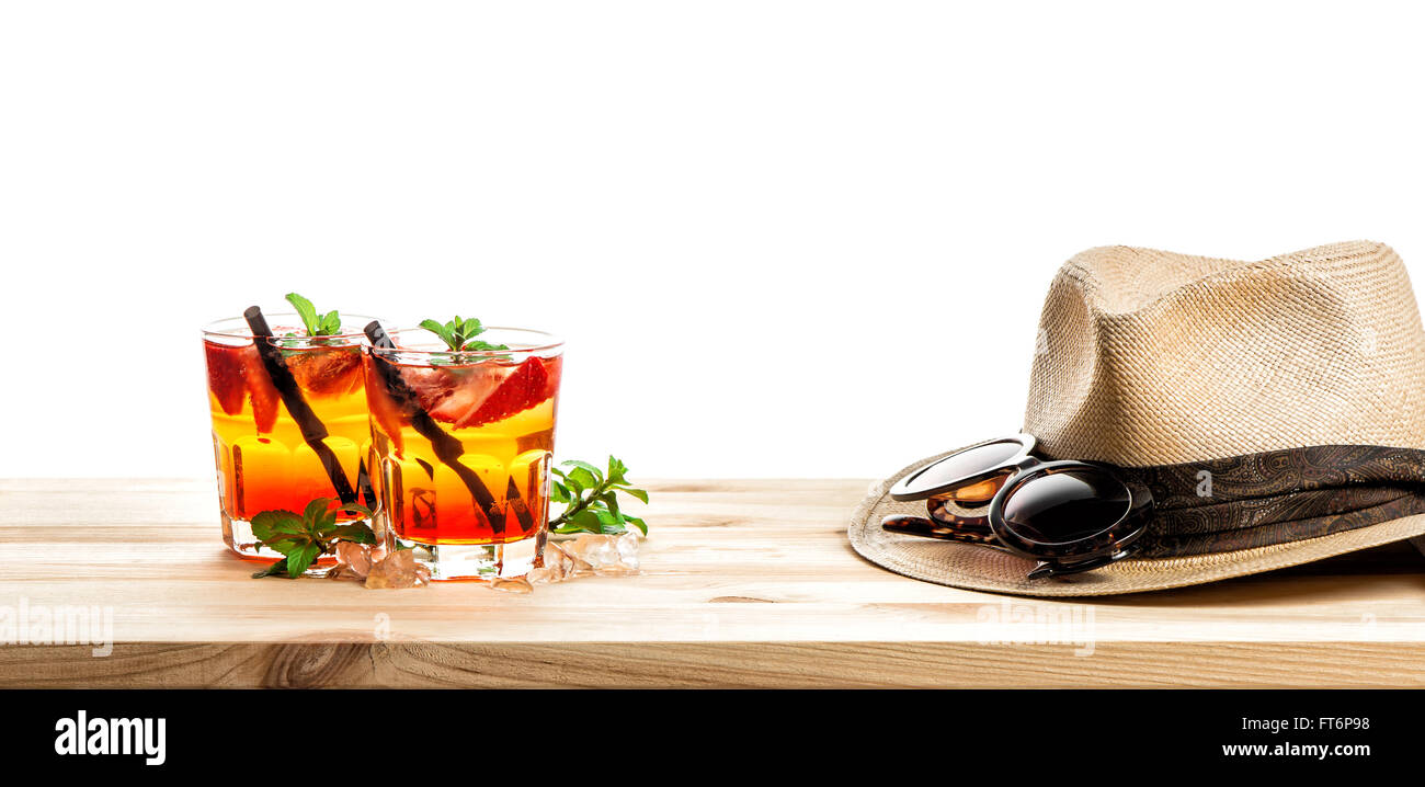 Red drink tropicale. Campari, aperol, caipirinha, sangria. Vacanze estive concetto con occhiali da sole e cappello di paglia Foto Stock