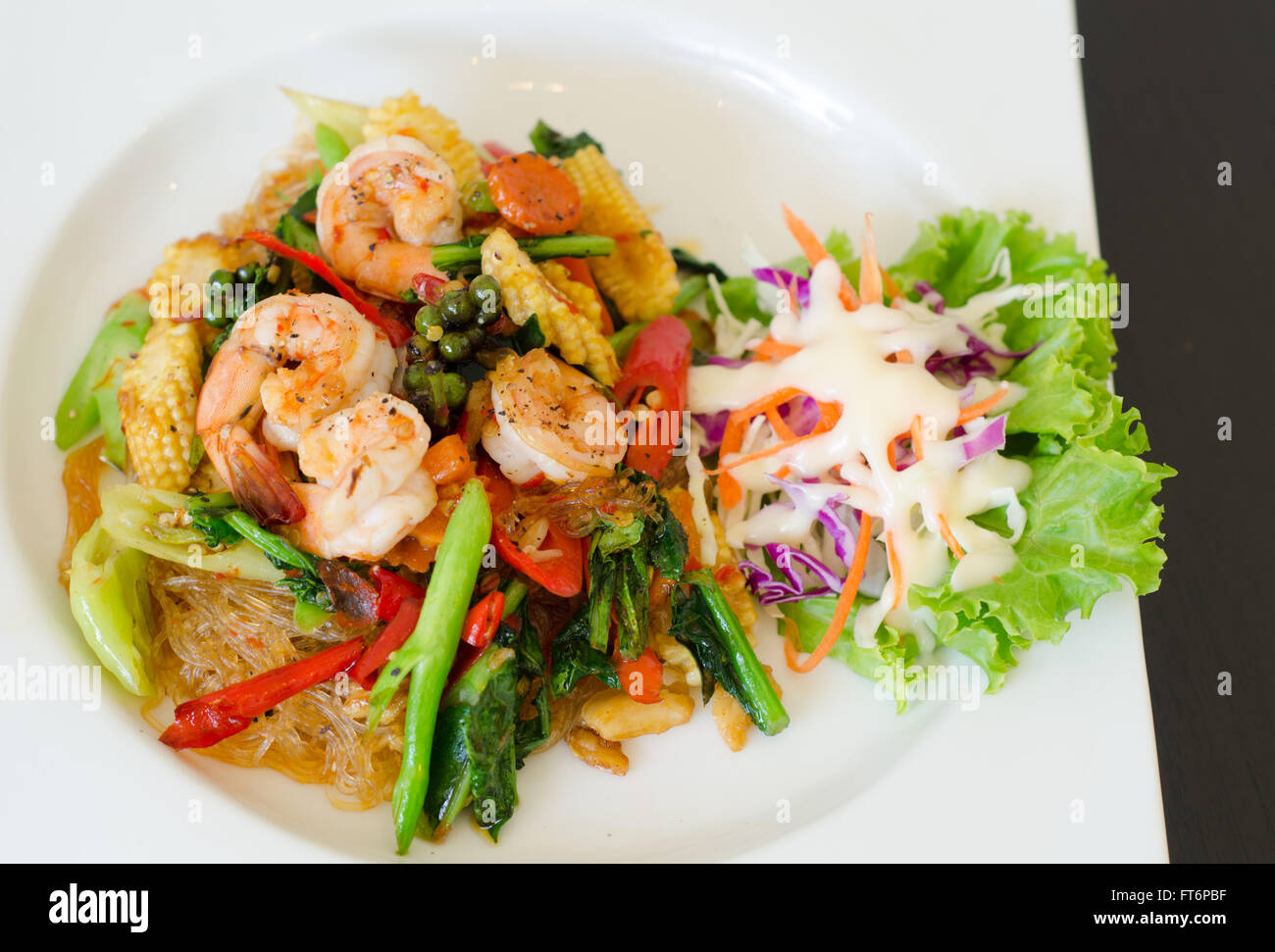 Vermicelli fritti con frutti di mare piccante Foto Stock