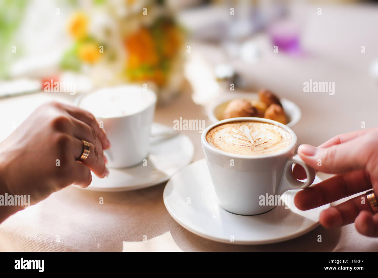 Matura in cafe, tenendo una tazza di caffè Foto Stock