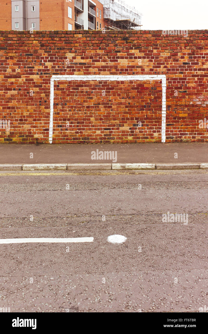 Obiettivo dipinta su un muro di mattoni in Liverpool Foto Stock