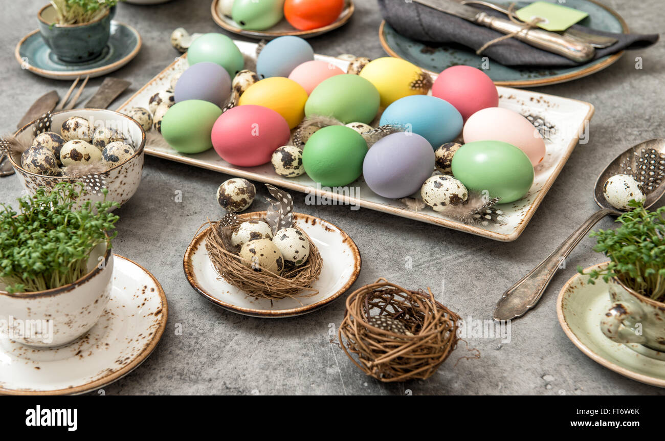 La pasqua della decorazione della tavola uova colorate e posate vintage. Messa a fuoco selettiva Foto Stock