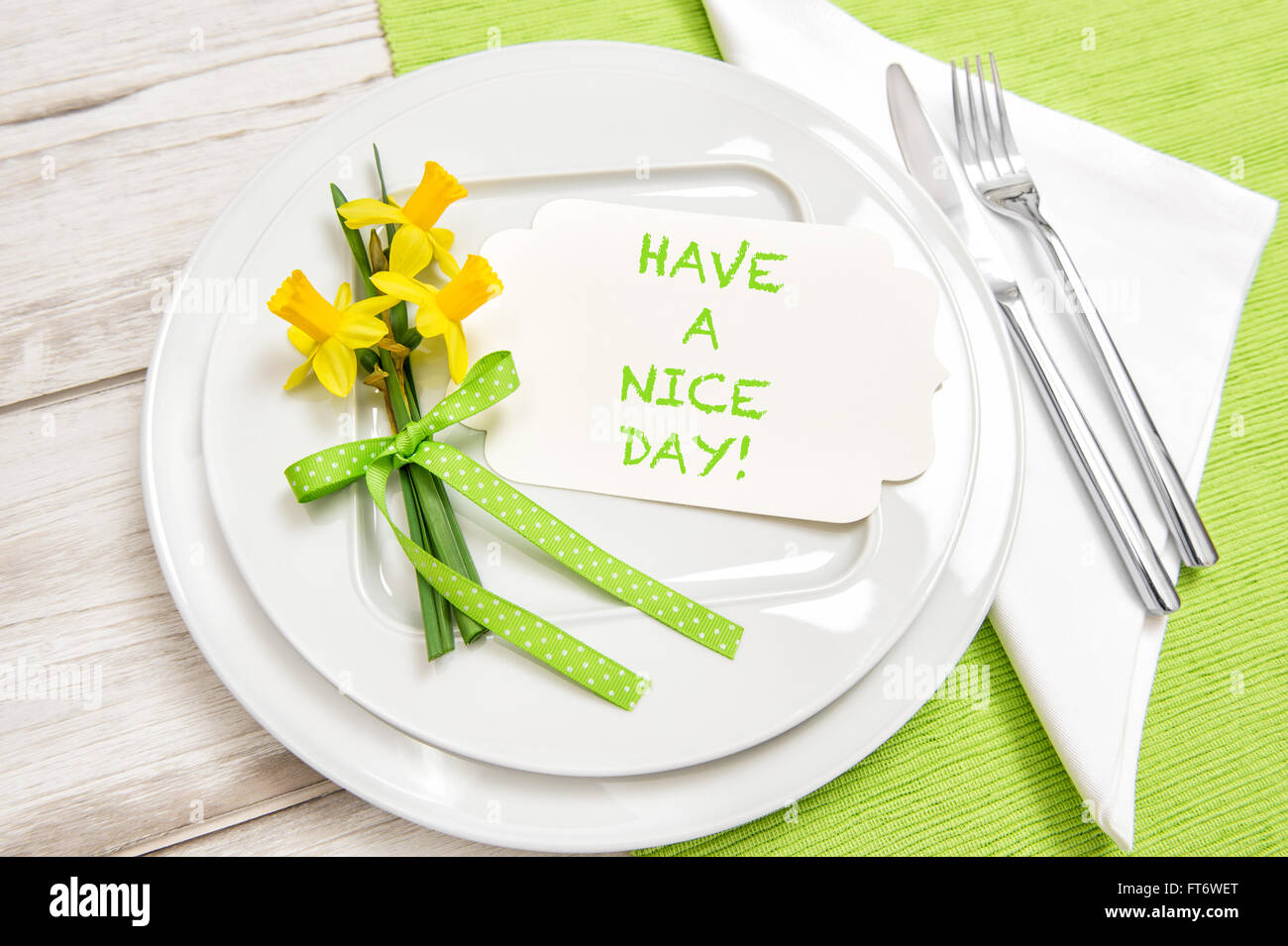 Il tempo primaverile della decorazione della tavola con fiori di narciso. Hanno un bel giorno! Foto Stock
