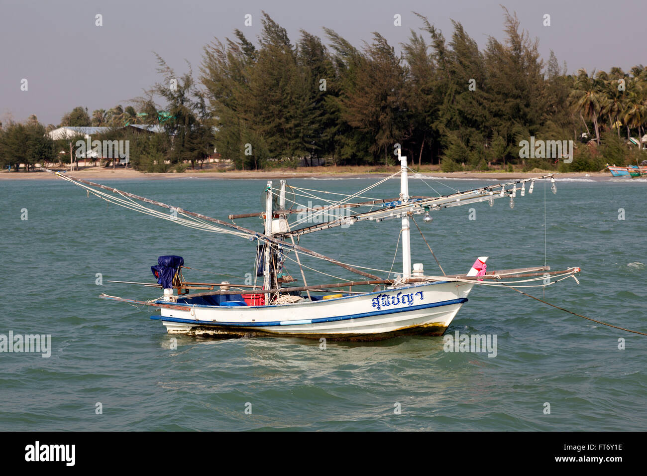 Un su piccola scala Thai barca da pesca attrezzate per la pesca costiera da lamplights (Ao Khlong Wan - Prachuap Khiri Khan - Tailandia). Foto Stock