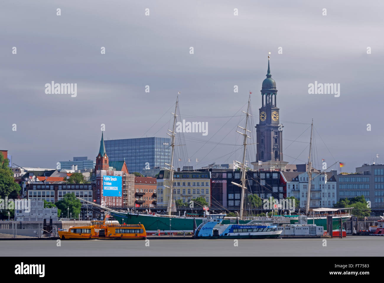 Centrale dello skyline di Amburgo e la torre di Hauptkirche Sankt Michaelis, San Michele è la Chiesa, lungo il fiume Elba, Amburgo, Germania Foto Stock