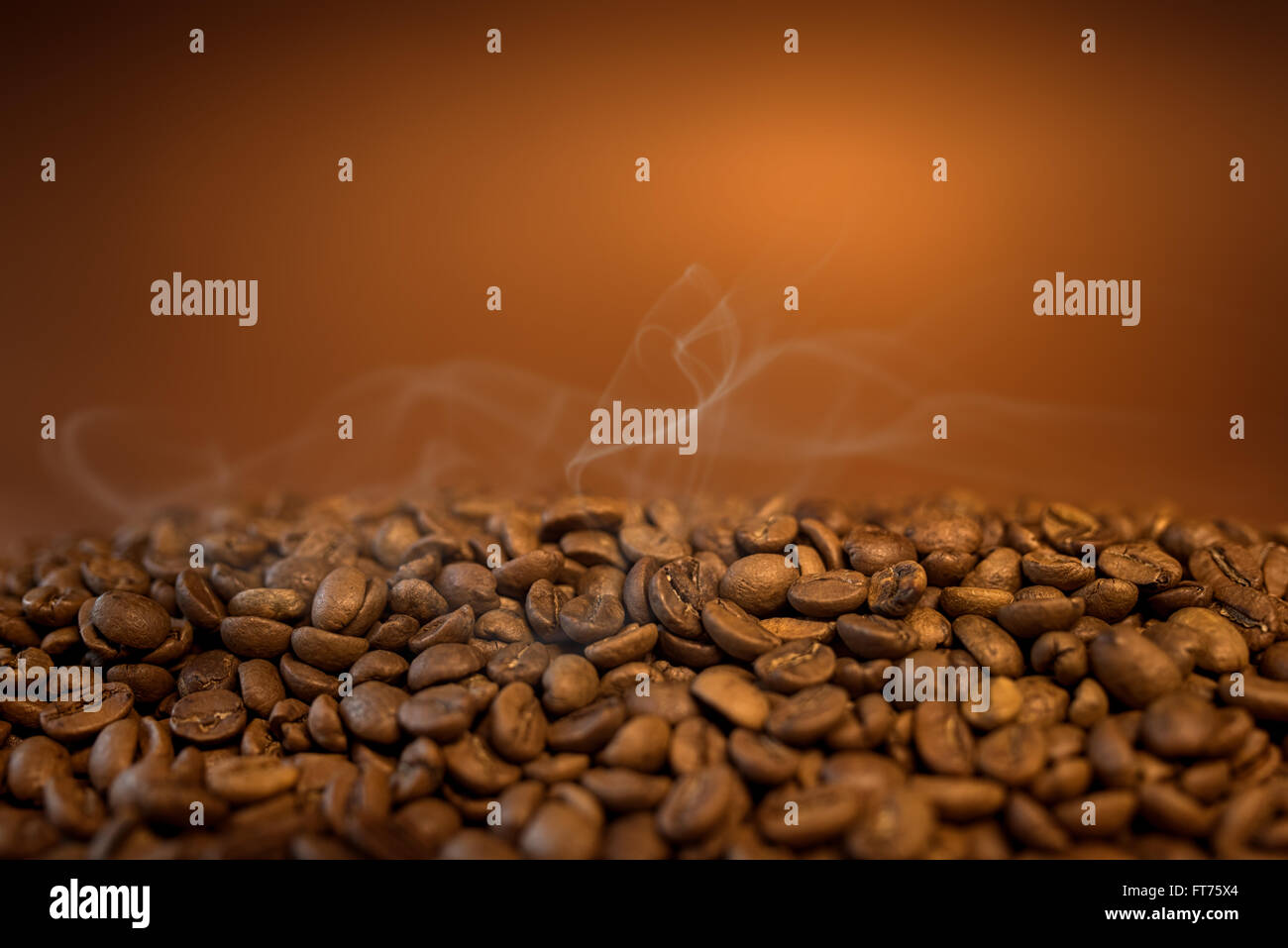 Caffè caldo sullo sfondo di fagioli Foto Stock