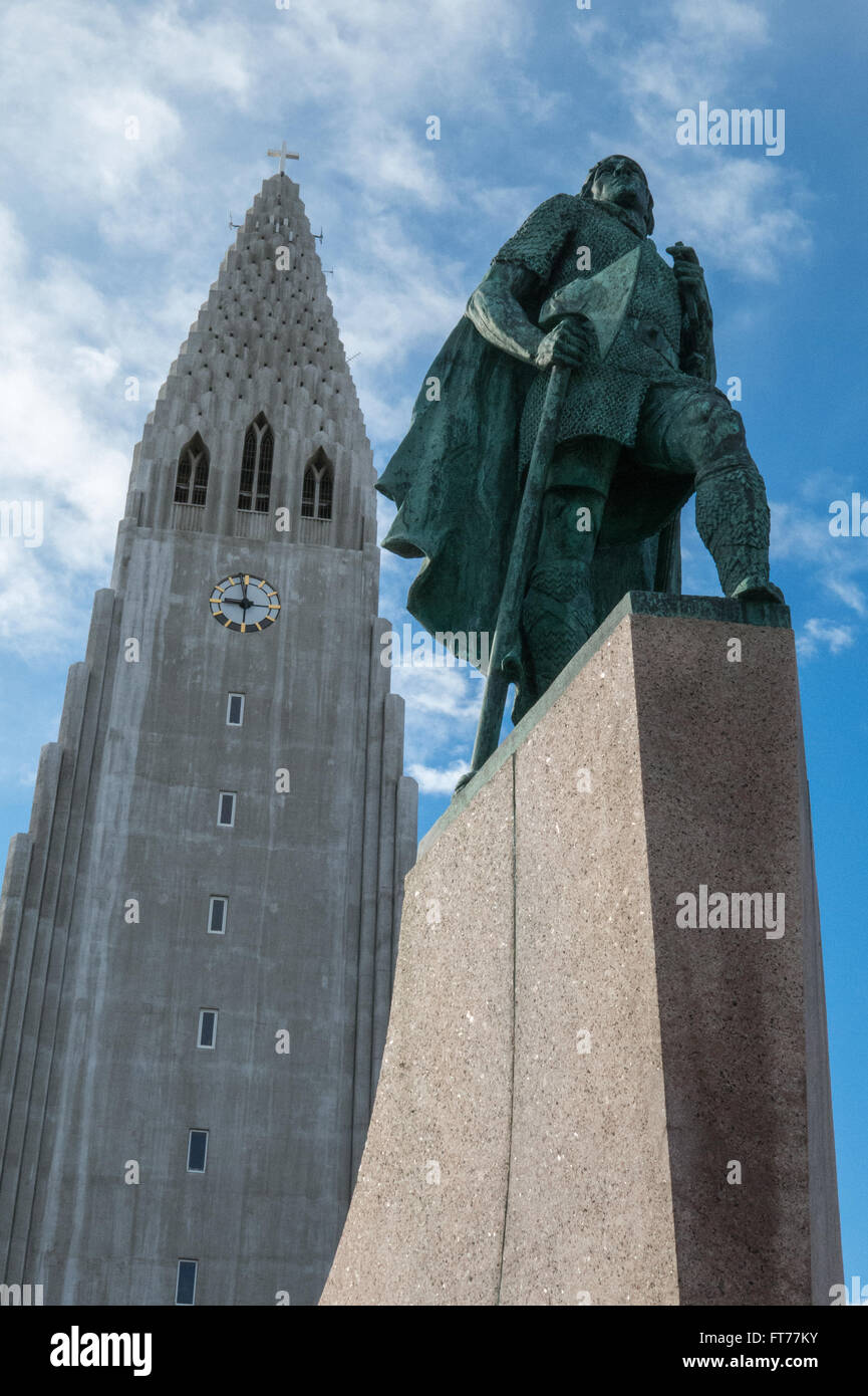 Leif Erikson monumento e chiesa Hallgrimskirkja, Reykjavik, Islanda Foto Stock