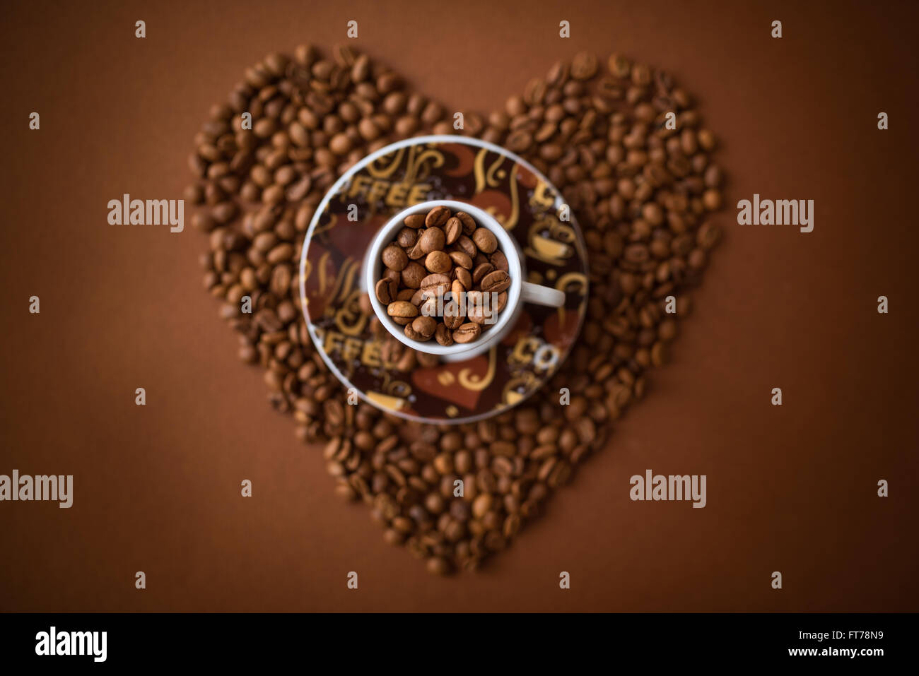 Forma di cuore con i chicchi di caffè Foto Stock