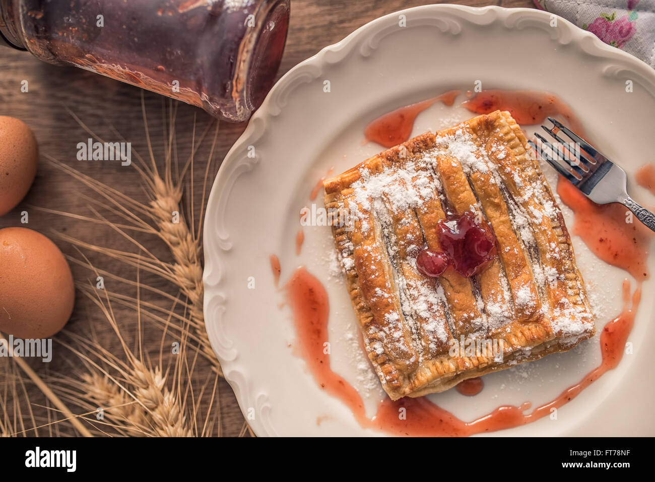 In casa la ciliegia sulla torta sfondo rustico Foto Stock