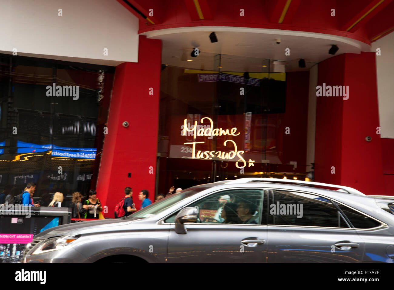Macchina ferma in corrispondenza della parte anteriore ingresso al Madame Tussauds a Times Square di New York City. Foto Stock