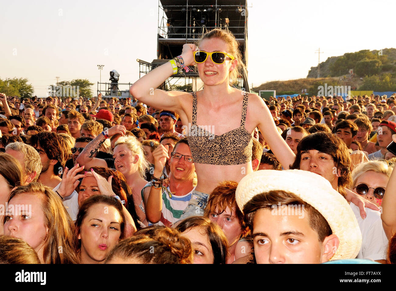 BENICASSIM, Spagna - 19 Luglio: giovane donna danze sopra la folla in un concerto presso la FIB (Festival Internacional de Benicassim) 2013. Foto Stock