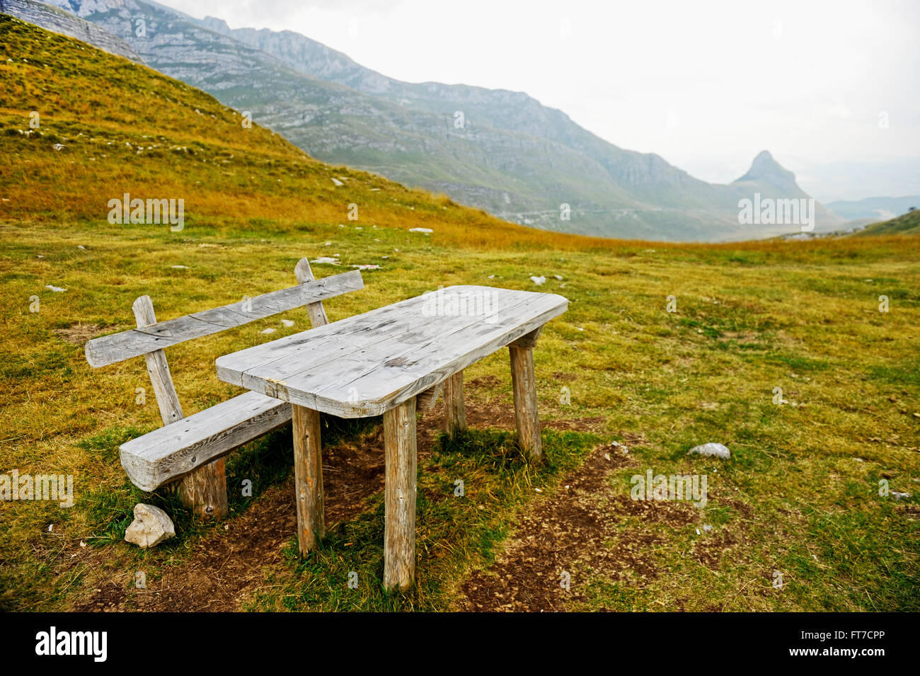 Svuotare panca in legno e tavolo su Sedlo passano nel Parco Nazionale del Durmitor in Montenegro Foto Stock