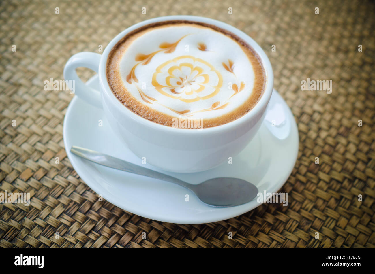 In prossimità di una splendida tazza di caffè caldo Foto Stock